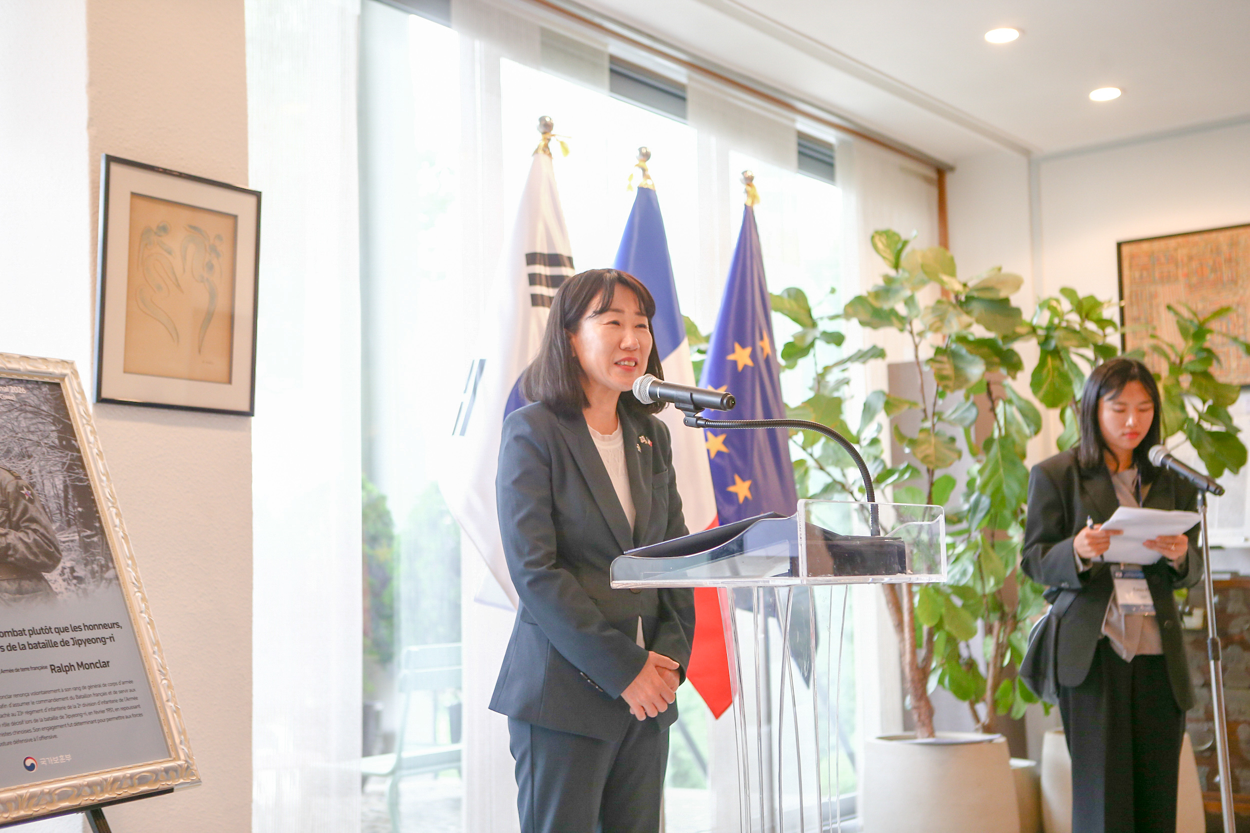 Presentation Ceremony of the Korean War Hero of the Month Plaque for France 이미지